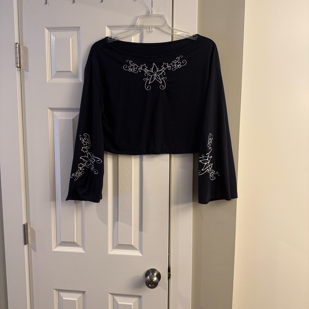 ROMWE Black Crop Top with White Embroidery